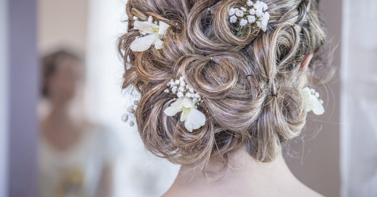 découvrez les plus belles coiffures de mariée pour sublimer votre grand jour : chignons, tresses, cheveux lâchés ou attachés, idées et inspirations pour tous les styles de mariage.