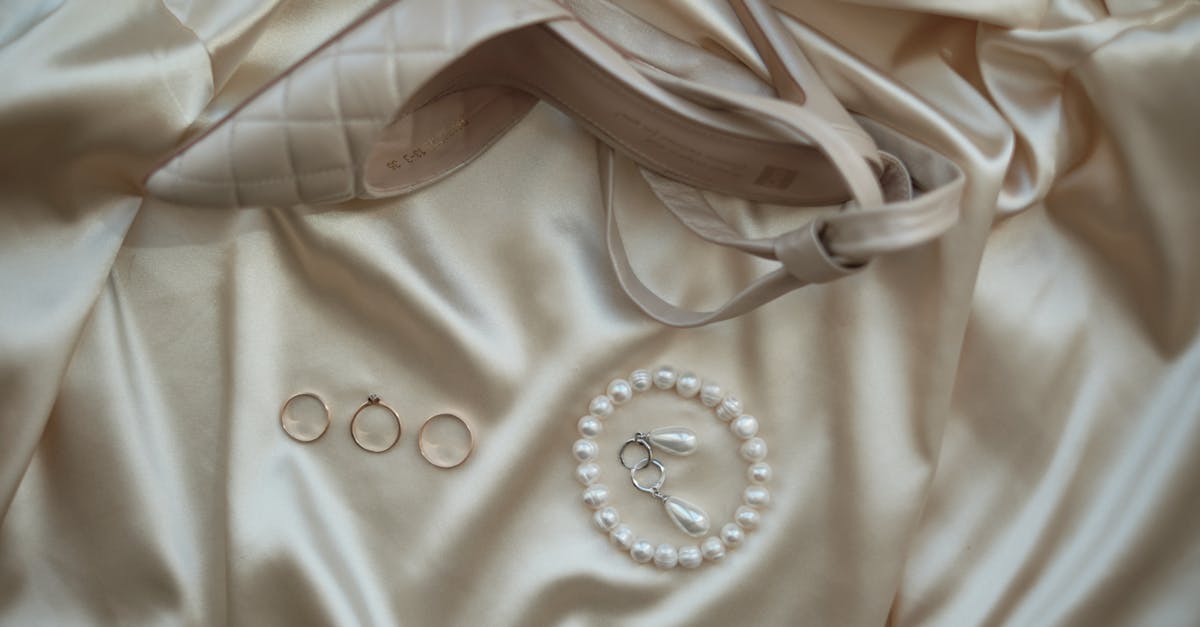 découvrez notre collection de bijoux de mariage raffinés pour sublimer la mariée lors du grand jour. trouvez des colliers, boucles d'oreilles et bracelets élégants, parfaits pour compléter votre tenue de mariage.