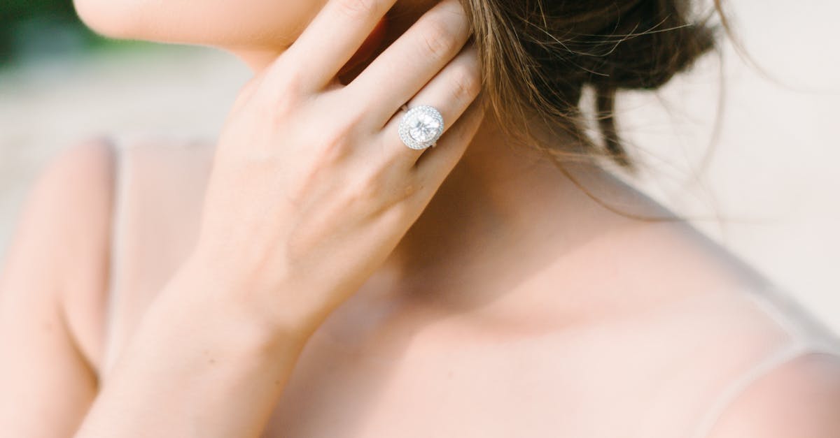 découvrez nos collections de bijoux de mariée élégants, parfaits pour sublimer votre tenue le grand jour : colliers, boucles d’oreilles, bracelets et accessoires raffinés pour une allure inoubliable.
