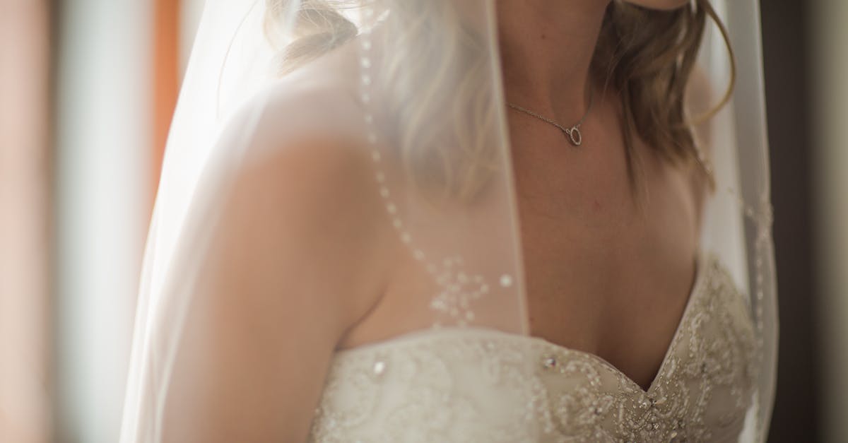 découvrez notre collection de bijoux de mariée élégants : colliers, bracelets et boucles d'oreilles sophistiqués pour sublimer votre tenue le jour j.