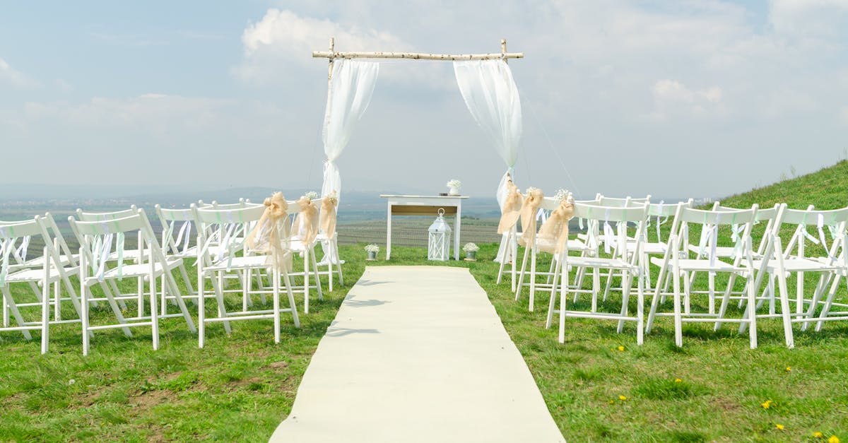 découvrez des idées inspirantes pour la décoration de mariage en plein air : arches fleuries, éclairage romantique, centres de table naturels et astuces pour créer une ambiance magique le jour j.