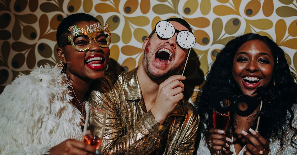 découvrez le photobooth, l'animation photo incontournable pour vos événements ! immortalisez chaque moment avec style et repartez avec des souvenirs personnalisés et amusants.