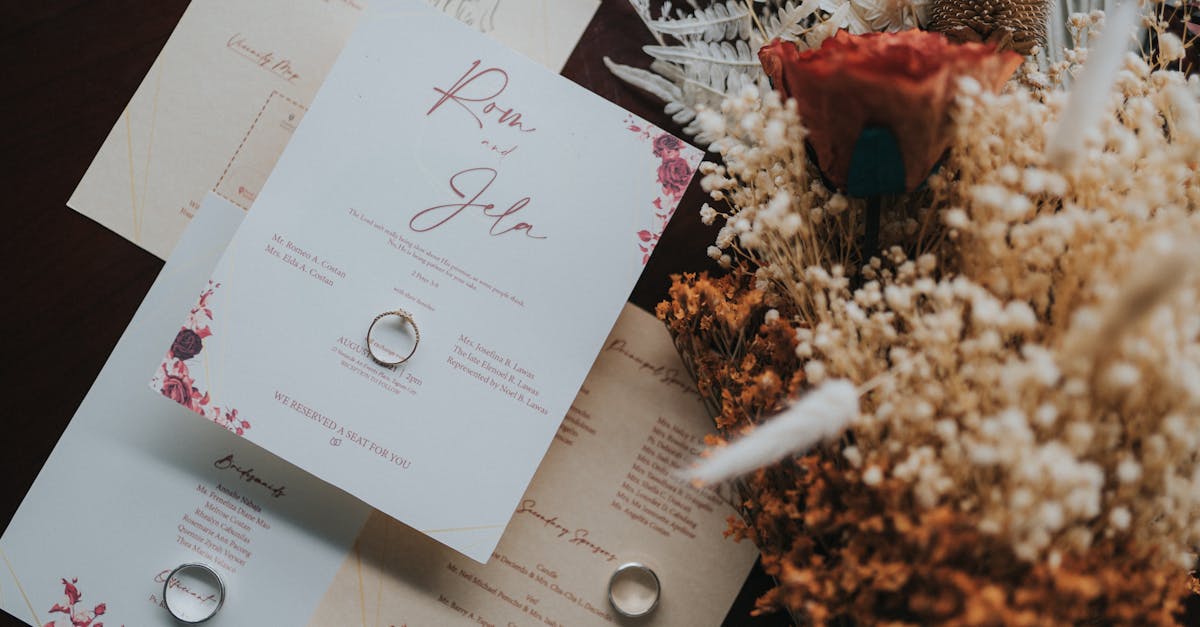 découvrez notre collection élégante d'invitations de mariage personnalisées, parfaites pour annoncer votre grand jour avec style et raffinement. commandez facilement vos faire-part uniques en ligne !