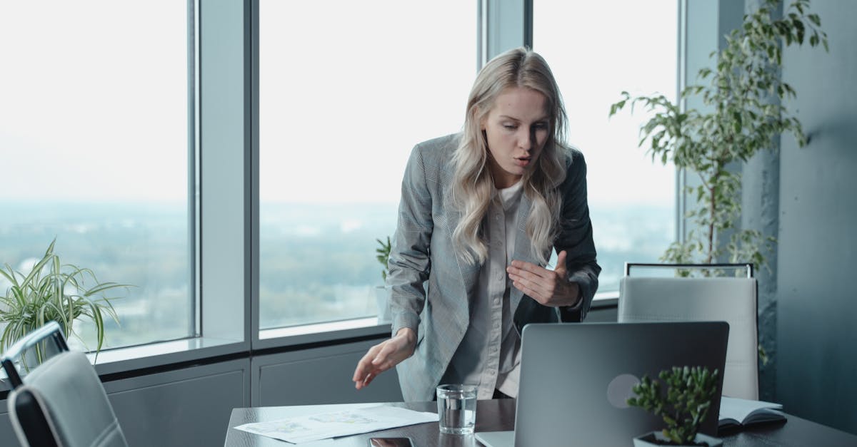 découvrez des conseils pratiques pour gérer le stress de l’organisation de votre mariage et vivez pleinement le plus beau jour de votre vie sereinement.