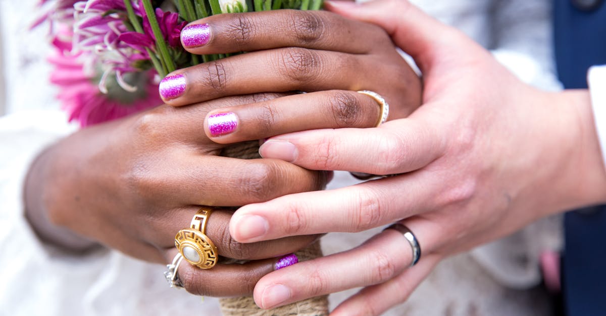 découvrez notre sélection élégante d’alliances de mariage pour célébrer votre amour. styles classiques, modernes ou personnalisés : trouvez la bague parfaite pour votre union.