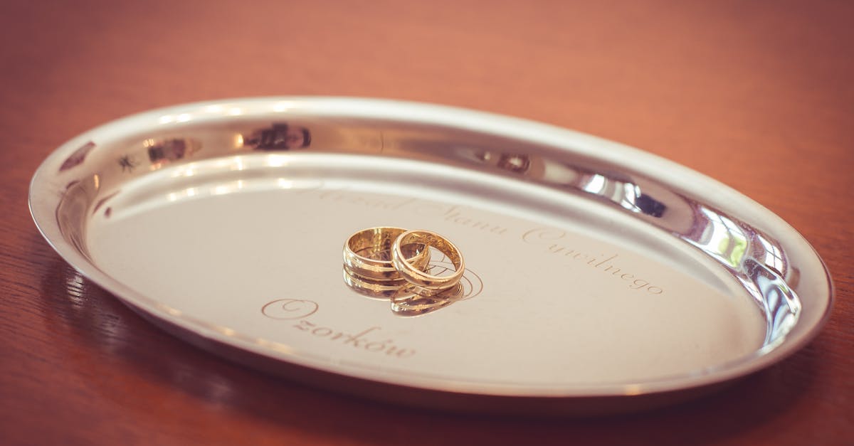 découvrez notre sélection élégante d’alliances de mariage, conçues pour symboliser votre amour éternel. explorez différents styles, métaux et designs pour trouver la bague parfaite qui accompagnera votre union.