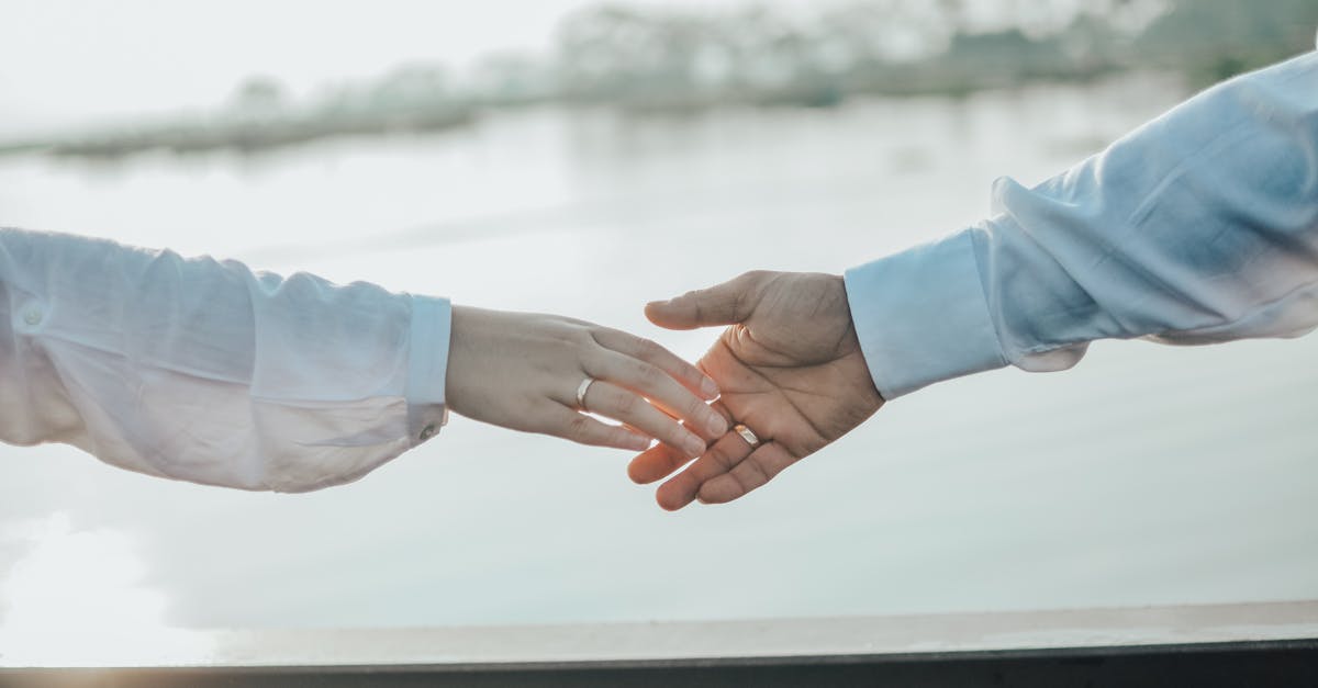découvrez notre sélection élégante d'alliances de mariage, des anneaux uniques et raffinés pour célébrer votre amour. trouvez la bague parfaite et créez un souvenir inoubliable pour le plus beau jour de votre vie.