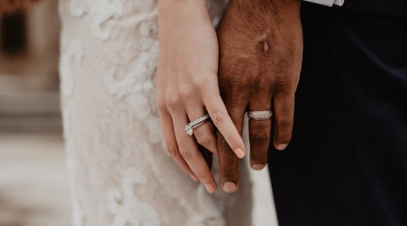 découvrez notre collection élégante d'alliances de mariage pour célébrer votre amour. choisissez parmi des modèles classiques ou modernes, en or, platine ou diamants, pour un moment inoubliable.