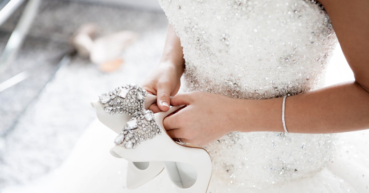 découvrez notre collection de robes de mariée élégantes et tendance. trouvez la robe parfaite pour sublimer votre mariage et vivre un moment inoubliable. conseils, inspiration et choix variés pour tous les styles.