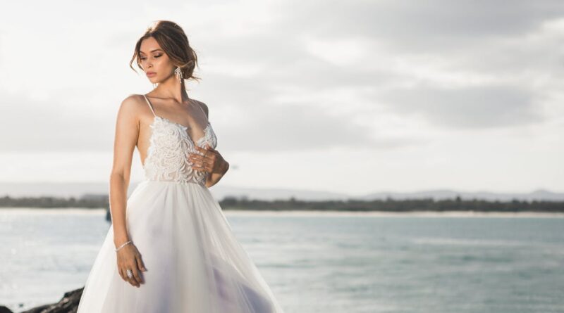 découvrez notre collection de robes de mariée élégantes et tendances pour sublimer le plus beau jour de votre vie. trouvez la robe parfaite à votre image, avec des styles variés et des tissus de qualité.