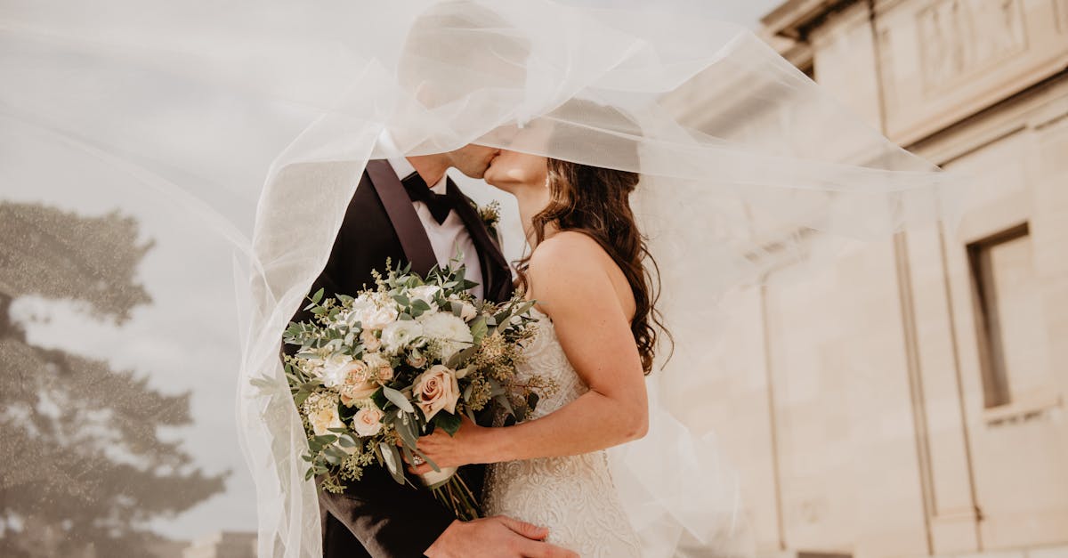découvrez notre collection de robes de mariée élégantes et modernes, parfaites pour célébrer votre grand jour avec style. trouvez la robe de vos rêves parmi nos modèles uniques et raffinés.