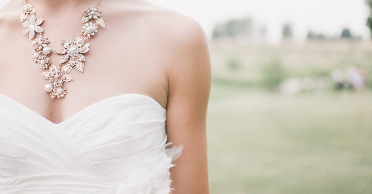 découvrez notre sélection de magnifiques robes de mariée : styles élégants, tissus raffinés et coupes modernes pour sublimer votre grand jour. trouvez la robe parfaite pour un mariage inoubliable !