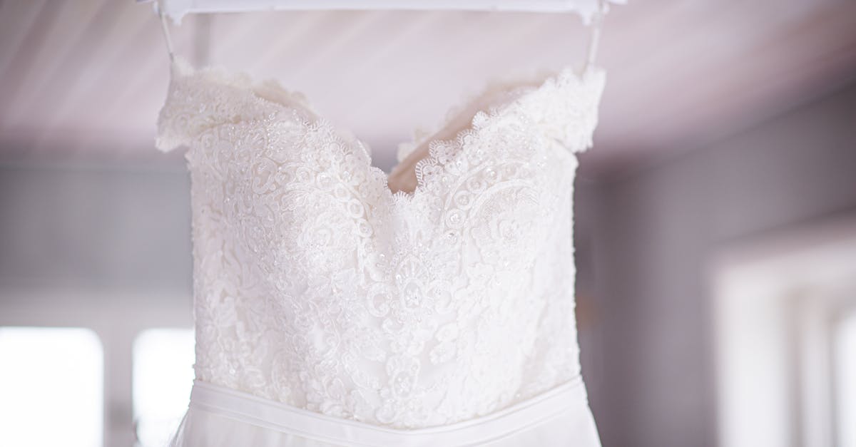 découvrez notre collection de robes de mariée élégantes, conçues pour sublimer votre jour j. styles variés, tissus de qualité et conseils personnalisés pour trouver la robe de vos rêves.