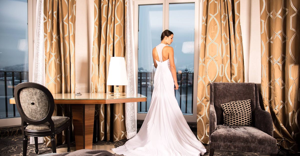 découvrez notre collection de robes de mariée élégantes : modèles classiques, modernes et sur-mesure pour un mariage inoubliable. trouvez la robe parfaite pour le plus beau jour de votre vie !